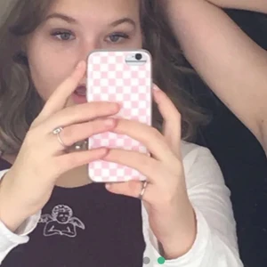 Linne - Jättefint vinrött linne från pull&bear, köpte förra vintern och säljer då jag inte använder den längre💕 i bra kvalitet. Köparen står för frakt🤍