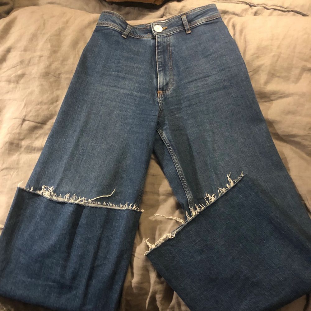 Otroligt fina högmidjade  jeans i 70-tals stuk från Zara. Storlek 36 tts. Säljer endast för att jag inser att de är för små för mig (är vanligtvis en 38). Fint skick! Rå kant nedertill. . Jeans & Byxor.
