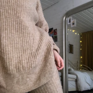 Stickat mysset från H&M - Ett supermjukt och mysigt stickat sett från H&m. Typ nytt, använt några gånger med va inte riktigt min stil! Säljer för 300, om flera är intresserade blir det budgivning i kommentarerna!:))) Köparen står för frakt! Tröjan är i S och byxorna i M men sitter bra på mig som är S. Skulle helt klart passa S till kanske L för de är stretchiga!