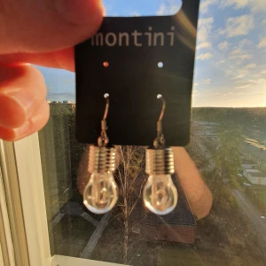 Fina örhängen♡ - Lightbulb örhängen oanvända♡ säljer då jag råkade köpa 2♡
