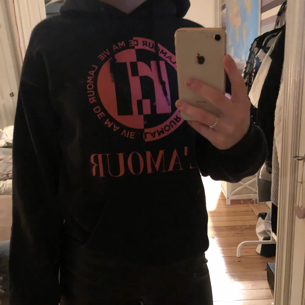 Svart hoodie med rosa tryck! Skriv vid intresse💓. Hoodies.