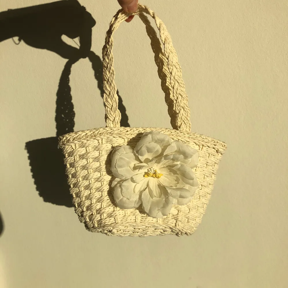 Supersöt flätad väska med en blomma på. Hade även vart fin att lägga en växt i eller liknande! Säljs för 30+frakt. Väskor.
