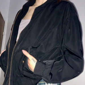 Tunn bomberjacka, monki - I fint skick! 💖 hör av er för fler bilder! Passar xs och s. Vår eller höstjacka 🌟 den är i nice kvalite, den är likasom lite tung! SPÅRBAR frakt!🥳