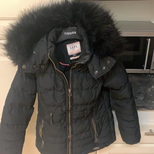 Vinterjacka  - Svart varm vinterjacka med stor päls 