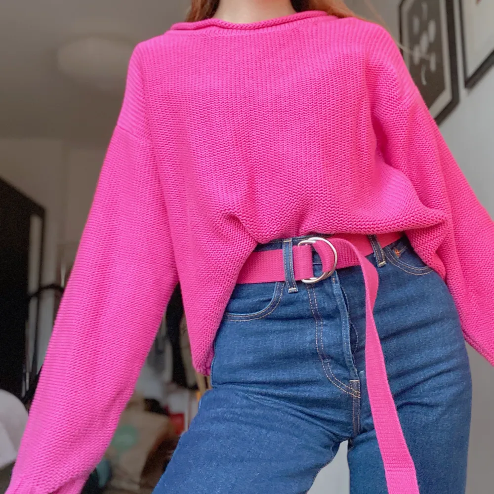 älskar denna oversized cerise-rosa stickade tröja från monki och har en precis likadan i gul 💛 så mjuk och fin, och i utmärkt skick! passar jättesnyggt i ett par jeans eller pleated skirt! ✨ SKA FLYTTA UTOMLANDS SÅ ALLT MÅSTE BORT INNAN 17 MARS ✨ . Stickat.