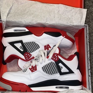 Jordan 4 retro - Oanvänd Jordan 4 fire red köpta från goat. Passar även någon med storlek 39