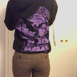 Zip hoodie - Så snygg zip hoodie med coolaste trycket! Sitter perfekt på mig med storlek S💕 Bud: 450