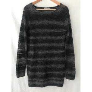 DAGMAR stickat grå långtröja mohair St.S - DAGMAR fint striped grå stickat långtröja i mohair/ merinoull blandning Storlek S. Fint skick och inget att anmärka på. Längd: 80cm Material: 56% polyamid- 22%merinoull- 22%mohair (materiallappen var klippa av) 