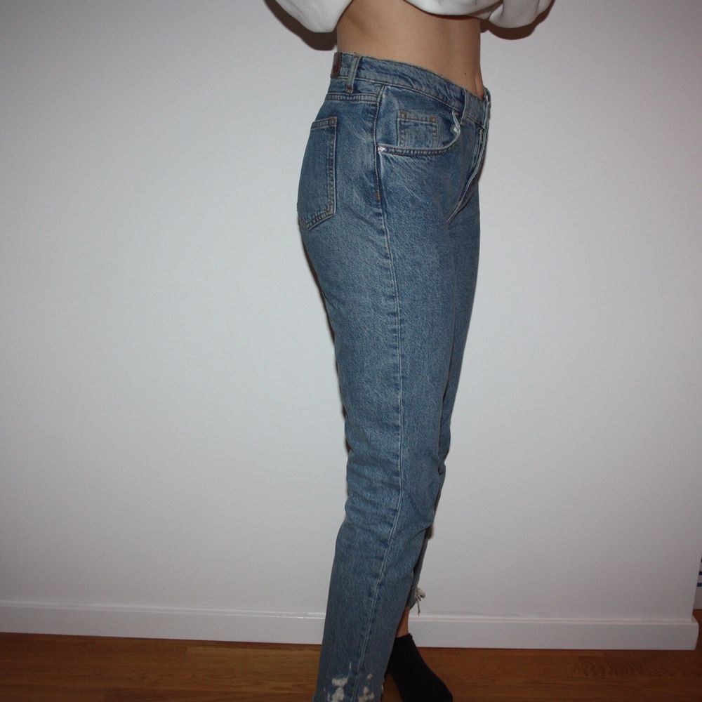 Girlfriend jeans från BIKBOK. Storlek XS. Passar även en small skulle jag säga. Modellen heter ”Girlfriend Bitten”. Frakt kostar 79kr. Använda Max 10 gånger, är i fint skick.. Jeans & Byxor.