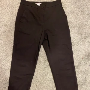 Fräscha kostymbyxor🧚 - Kostymbyxorna är från H&M i storlek 32 och säljs inte längre. De är inte riktigt helt tajta utan lite mitt emellan tajta och raka. Har två fickor vid sidorna. Bara allmänt bra plagg att ha i garderoben! 