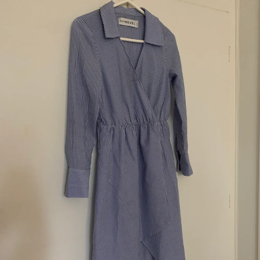 Superfin klänning från Ivyrevel som bara använts vid två tillfällen! Inköpt för 750 kr. Säljer pga för liten.. Klänningar.