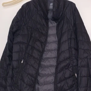 jacka strl S/36 - ena fickans drag kedjan e sönder