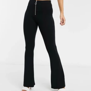 Utsvängda byxor  - Ett par svarta utsvängda byxor från lindex köpte för ett tag sen och sen bara andvänt ett par få gånger därför säljer jag! Orginal pris: 199 kr mitt pris: 80 kr (Storleken är xs men dom är väldigt stretchiga så en "S" funkar oxå)