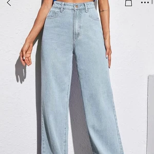Jeans  - Blåa fina jeans från Shein har inte används endast testad en gång men var för stora!!!
