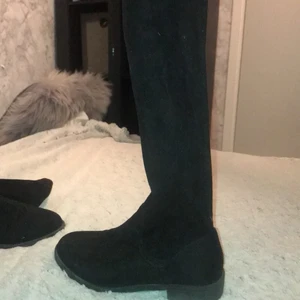 svarta boots - långa svarta boots, köpt för 599kr säljer för 250, pris kan diskuteras. använt max 5 gånger 