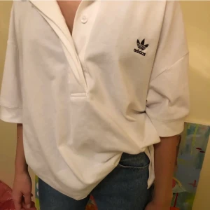 Oversized adidas - En fin basic tröja från adidas! Säljer en likadan i svart! Tröjanr helt oanvänd. Den har dock en sminkfläck som lätt går bort i tvätten, som har kommit när jag tagit på den, på insidan av tröjan! Den passar nästan alla beroende på hur du vill att den sitter men detta är en storlek S/36! (Frakt ingår!)