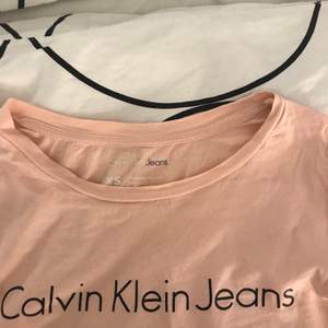 Rosa T-shirt från Calvin Klein med text på bröstet🥰