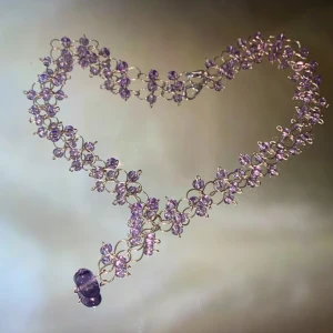 Halsband - Ett handgjort metallhalsband med fina lila glaspärlor❣️ spännet är försilvrat, och frakten ingår i priset❣️💃🏼 alla mina halsband kan förlängas osv om så önskas✨                                                                                —————————————————————                                                                                  Kika gärna in på min profil, säljer en massa olika handgjorda smycken💃🏼 perfekt till dig själv eller i present till någon❣️✨