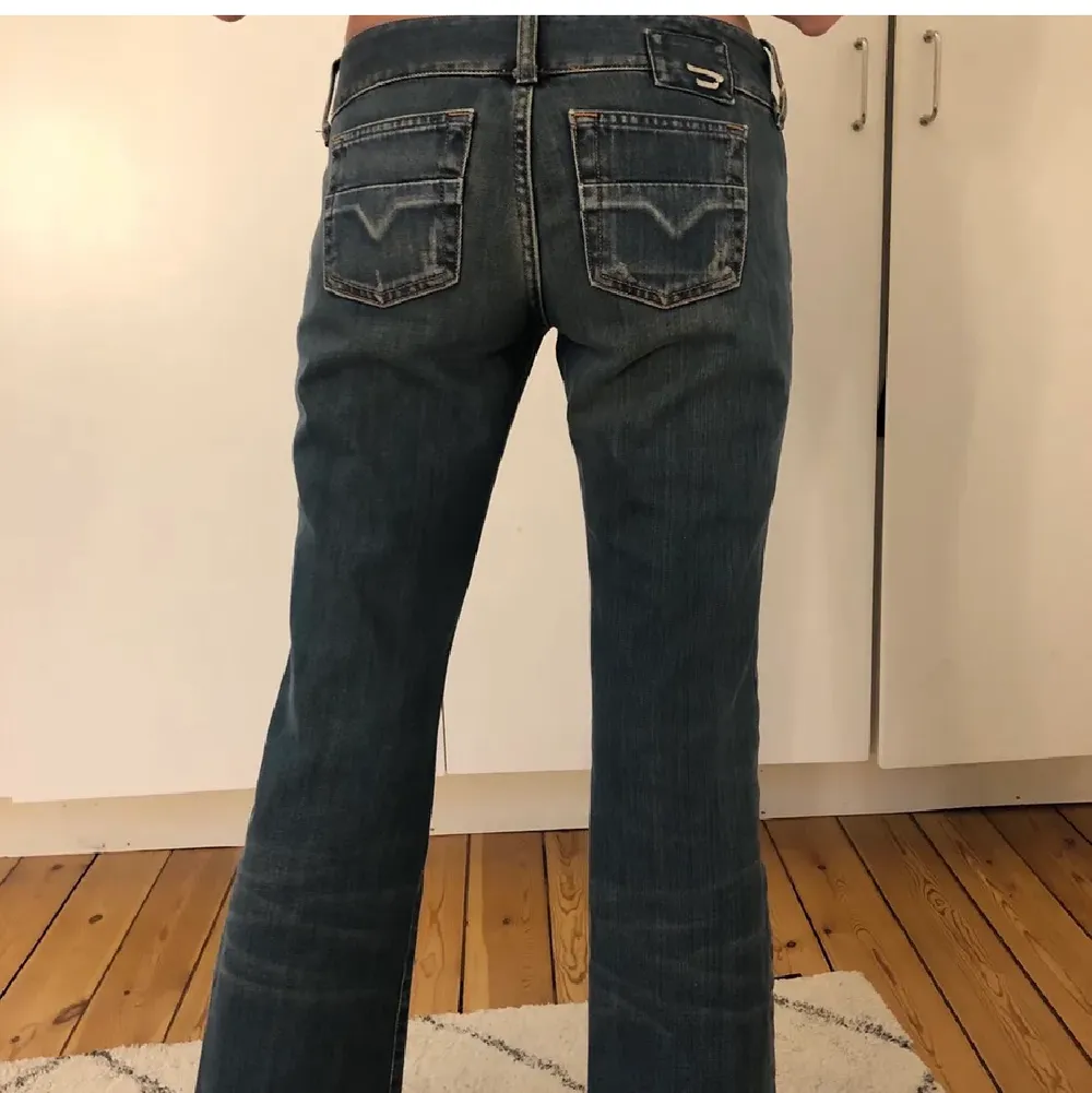 Lågmidjade diesel jeans. Står storlek 29 men mer som en 26. Jättesnygga. . Jeans & Byxor.