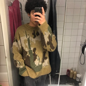 Weekday Tröja - Weekday tröja i väldigt fint skick. Finns inga defekter. Storlek M men sitter som L-XL. Är ungefär 180cm och den sitter fint! Lite oversized men inte för mycket. Möts i Malmö och tar Swish. Står ej för frakt! (: