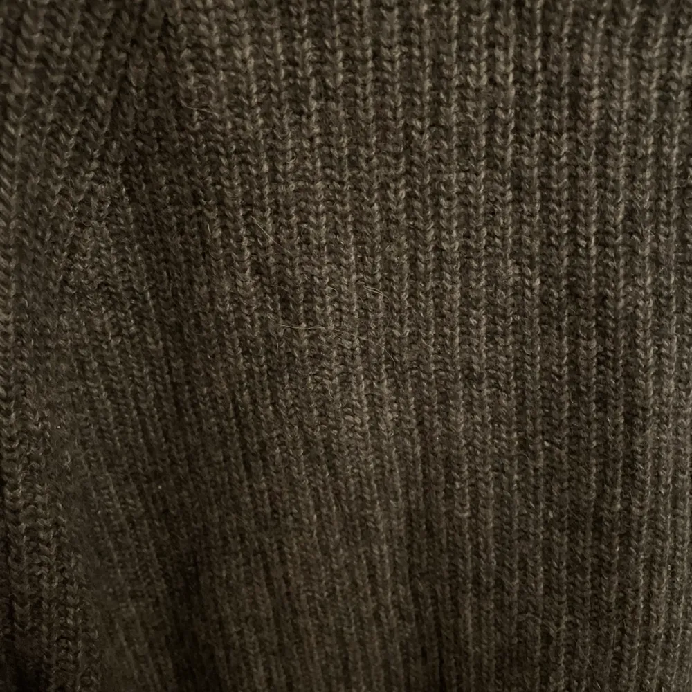 Jättefin stickad mörkgrå tröja från Weekday. Använt men fint skick! Ullblandning. Storlek XS. Frakt ingår i priset. . Stickat.