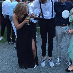 Balklänning  - Säljer min gamla balklänning ifrån 9an. Den har en super fin rygg med snörning har dock ingen bra bild men kan skicka fler med intresse. Har endast använts 1 dag. Jag är 159 och den är förlång för mig så skulle passa bättre till folk över 165+ skulle jag tro💞 (inkluderad frakt i pris så allt blir 300kr ihop)