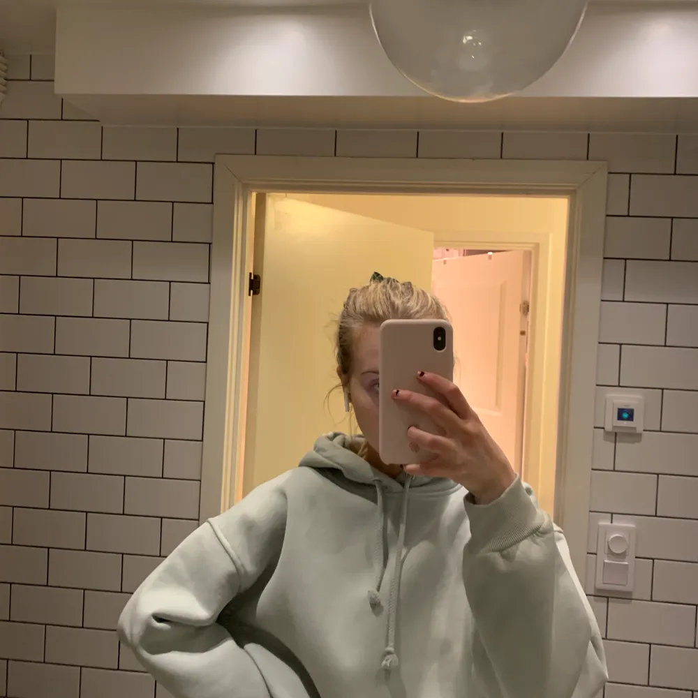 Ljus turkos hoodie från bikbok! Supermysig på insidan och är rejäl, lite oversize💕. Hoodies.