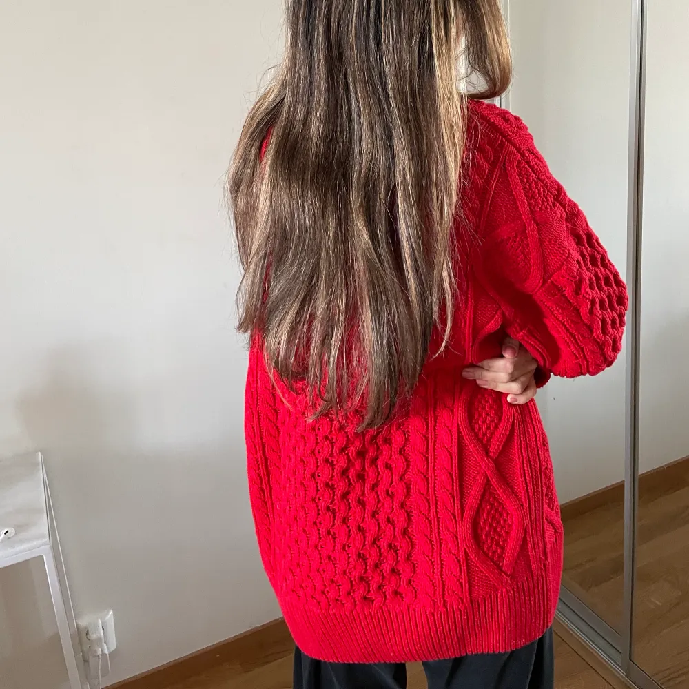 Jättemysig tröja i färgen röd. I storlek XS, men större i storleken. Bra material och knappt använd, helt i nyskick. ❤️ går också bra att frakta, dock osäker på priset antingen 72 eller 96. Tröjor & Koftor.