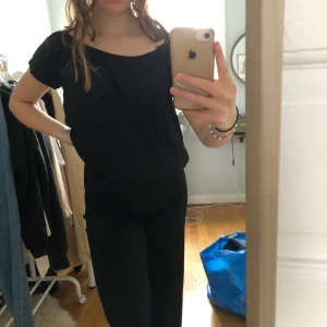 Svart topp - Svart topp med stretch så att den kan vara både off shoulder eller runt urringad🌟 Något tjockare material så funkar även nu på våren! 