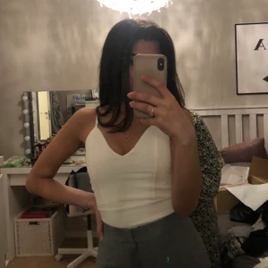 Vit topp (body) - En vit body från bikbok, aldrig använd. Bodyn ger ingen troskant. Den har två knappar som man knäpper. Eftersom toppen sitter tajt rekommenderar jag inte den för er som har jätte stora bröst. 