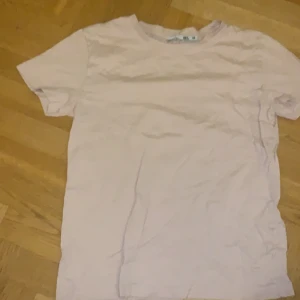 rosa t shirt - enfärgad smutsrosa t shirt i storlek xs men skulle säga att den sitter mer som en s. sparsamt använd och inga skador, frakt tillkommer🥰
