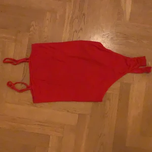 röd body - superfin röd body med justerbara axelband, köpt på bikbok för ett tag sen men säljer då den inte riktigt passar mig längre, frakt tillkommer🥰