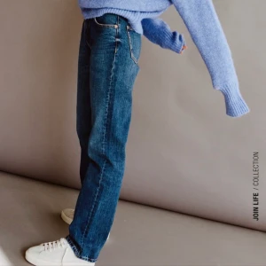 Zara jeans  - Mid Rise full lenght jeans från zara. Mina absoluta favorit jeans, helt nya med prislapp kvar, storlek 36 och säljer då jag beställde 2 storlekar (sista bilden är likadana jeans fast i annan färg) bud:330kr