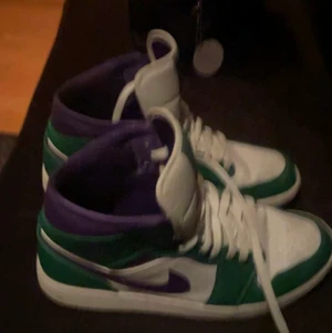 Jordan 1 mid - Nästan helt nya storlek 43 kan fraktas, buda 1200kr eller köp direkt för 2100kr 