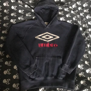 UMBRO VINTAGE HOODIE - NEDSATT PRIS! En fin vintage luvtröja thrifted från UK. Storlek L men skulle säga M. Jättemysig och inga fel nånstans, kommer dock inte till användo så säljer nu. Först i kvarn, köp nu! ✨✨