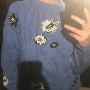 carin wester blå stickad - ljusblå stickad tröja från carin wester med svarta och vita blommor. rätt så tjockt stickad. använd ett fåtal gånger, säljer pga använder ej. köparen står för frakt