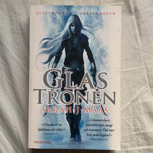 Säljer den första boken i Sarah J Maas populära bokserie glastronen på svenska. Den är aldrig läst och är därför som ny, dock har den små fläckar men de går säkert att få bort. Priset kan diskuteras