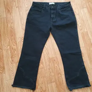 Helt nya ankel jeans från märket One teaspoon svarta storlek 31 