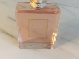 Chanel Coco mademoiselle - Underbar parfym som enbart sprutats för att testa, annars helt ny. Inköpt i Paris. Parfymen är 50 ml och som ny. Postas eller möts upp i Sthlm/Uppsala