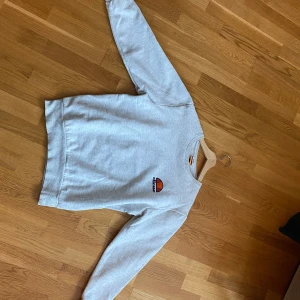 Ellesse tröja  - Ellese tröja i bra skick, inga fläckar eller hål. Nypris 700 kr. Storlek M.