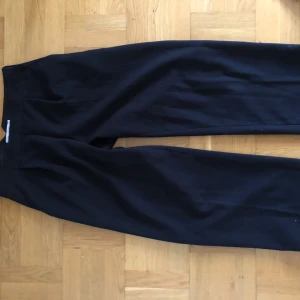 Utsvängda från Carin Wester - Jättefina utsvängda byxor med pressveck från Carin Wester. Storlek 38. Frakt tillkommer