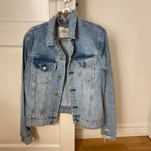Ny jeansjacka från märket Cheap Monday. Storlek medium och modellen på jackan är unisex.