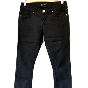 Svarta byxor, low cut, 34 - Svarta byxor/jeans! Strl 34/34 (låg midja) Svårfotade! Raka ben. Använt skick, men kvar å ge. Fraktas eller mötas i Stockholm! 🌸