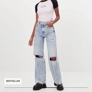Håliga jeans ifrån Behrska - SLUTSÅLDA as snygga jeans m hål i ifrån Bershka. Helt oanvända prislapp kvar!💗 högsta bud 400kr