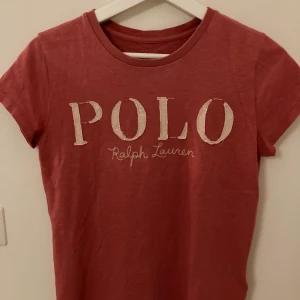 Ralph Lauren T-shirt - T-shirt från Ralph Lauren i stl.XS