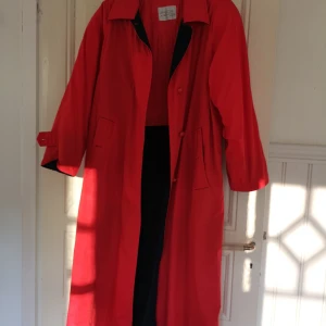 Vintage kappa 🚩 - Låååång röd kappa/jacka. Vintage. Rätt så tunn men ändå varm.  Står ingen stl men skulle tippa på iaf en L typ. Är knallröd och inte rosa som den ser ut på bild.  Fint skick med tanke på åldern. L 119cm. Ärm från hals 72cm. 