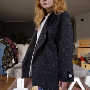 Vintage jacka/kappa 🤍 - Tjockare kappa/jacka i stl M. Vintage. Tror det är någon form av ull, känns så men hittar inga lappar i den. Dock är det inte ull i fodret.  Superfint skick. Har en stor knapp och en tryckknapp.  L 75cm. Äh-äh knäppt 57cm. Från hals-ärmslut 70cm. 