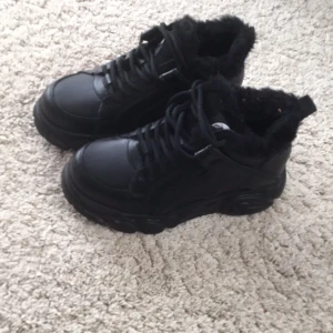 Svarta buffaloskor - Lägger ut mina fina buffaloskor igen, säljer då dom är för små, använda 1 gång ute så nyskick❤️ perfekta för höst/vinter då dom har ”päls” inuti, skriv vid intresse❤️ nypris 1500