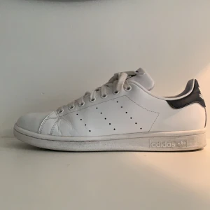 Adidas stan smith - Använd i två månader, innan jag säljer dem så rengörs dem. Köpt för 900kr