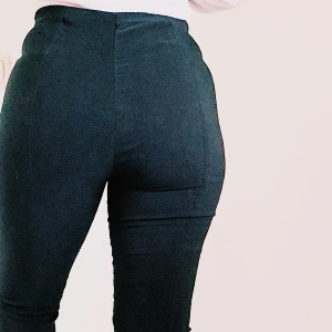 Svarta byxor - Fint skick, frakt tillkommer.